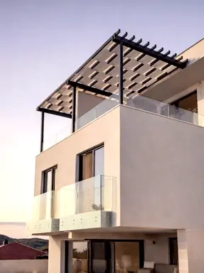 Moderna aluminijska pergola s staklenim ogradama