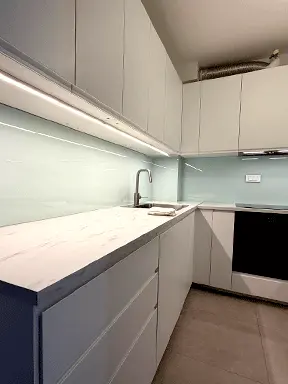 Kuhinjsko staklo iza radne ploče moderno rješenje po mjeri