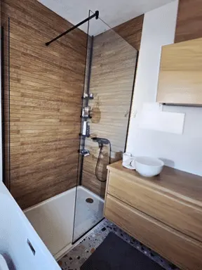 Walk-in tuš kabina po mjeri s crnim profilima Zagreb