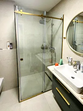 Staklena tuš kabina s kliznim vratima i zlatnim profilima po mjeri Dalmacija